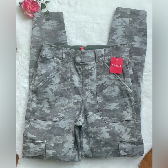New with tags SPANX STRETCH TWILL ANKLE CARGO PANT STONE WASH CAMO SZ Medium - Picture 2 of 7